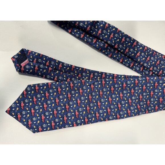 NWOT Vineyard Vines Silk Men's Tie - Red Truck/ Grill Pattern - Picture 5 of 5